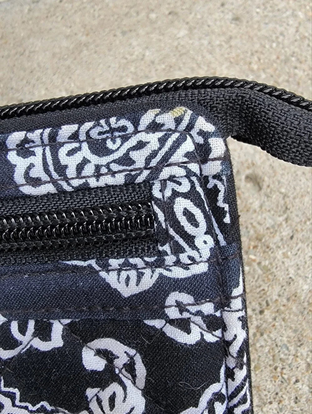Vera Bradley Black & White Paisley Chicago Blackhawks Wristlet Wallet - Picture 8 of 10